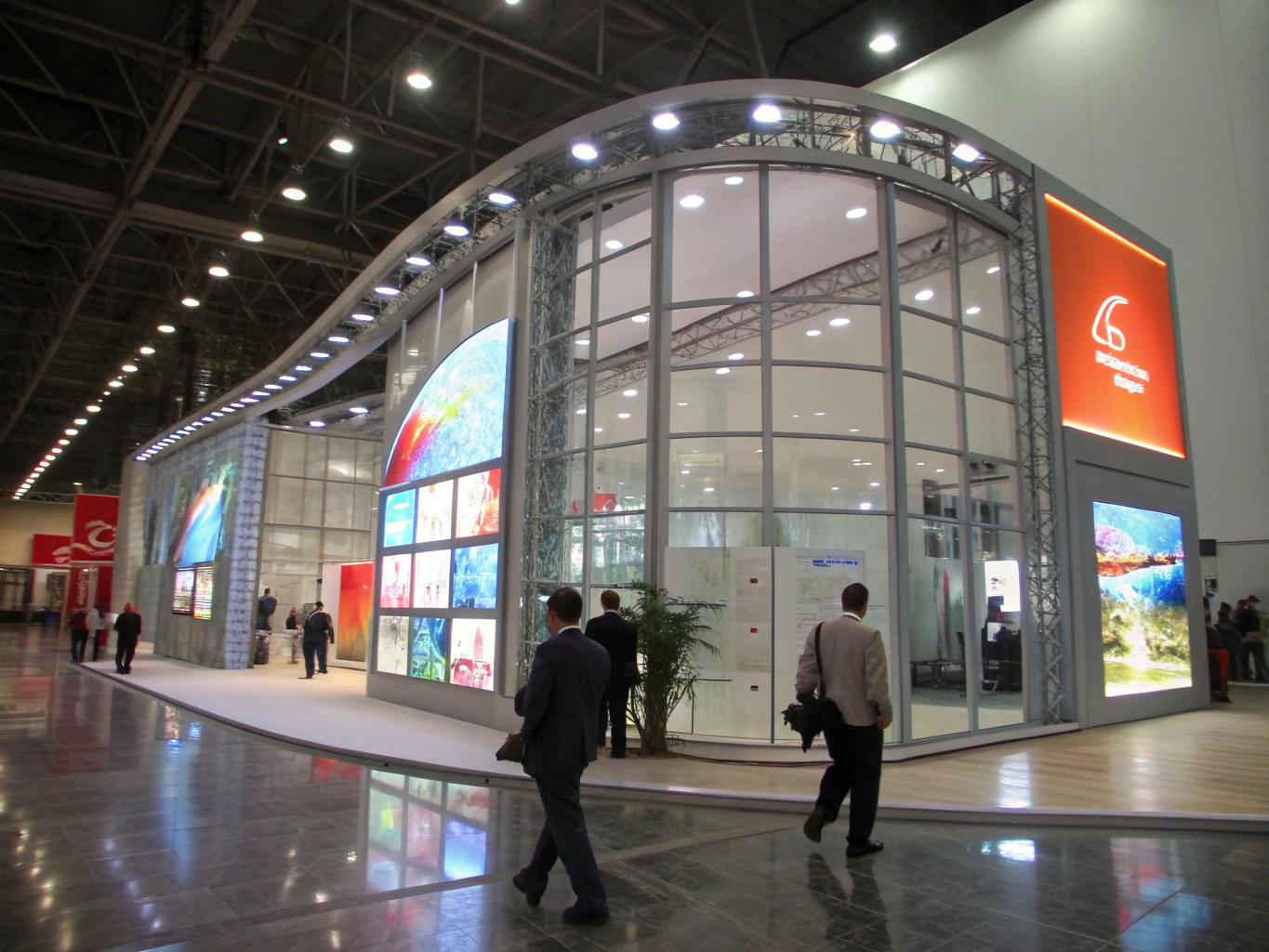 Vista amplia de muro LED en feria comercial